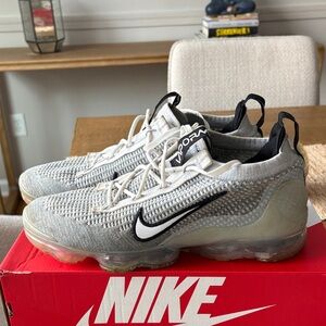 Nike Vapormax Flyknit in Gray and White